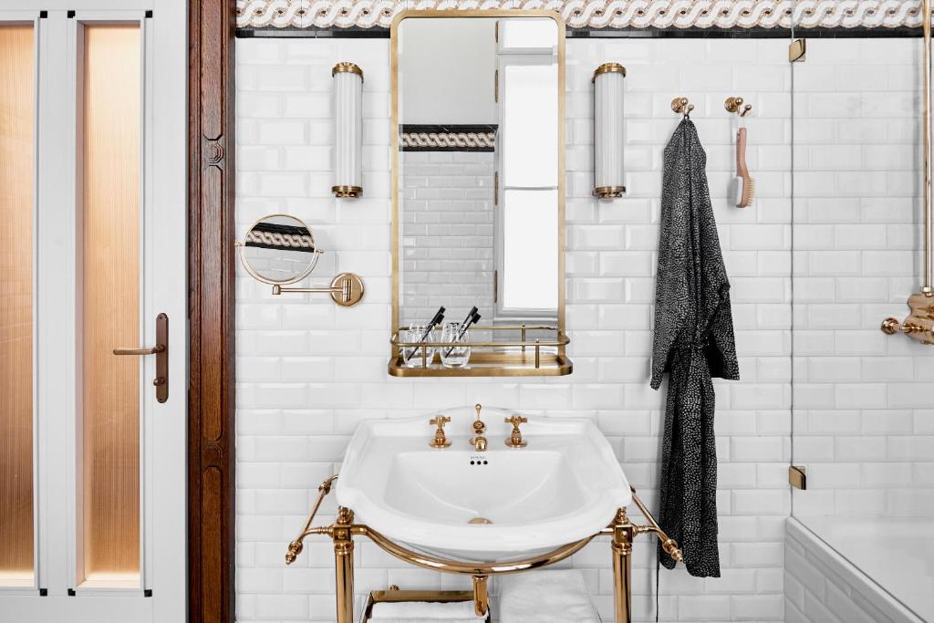 Wonderful bathroom at Callas Wonderful bathroom elements at Callas